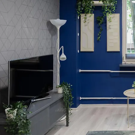 Stylish For 2 Guests In With Remote Work Space By Renters